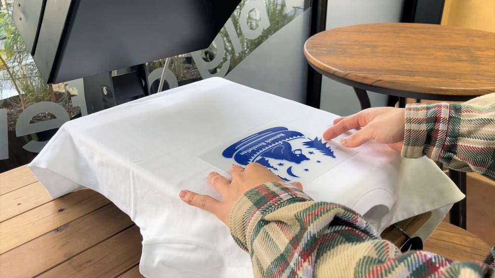 プレス機で圧着する